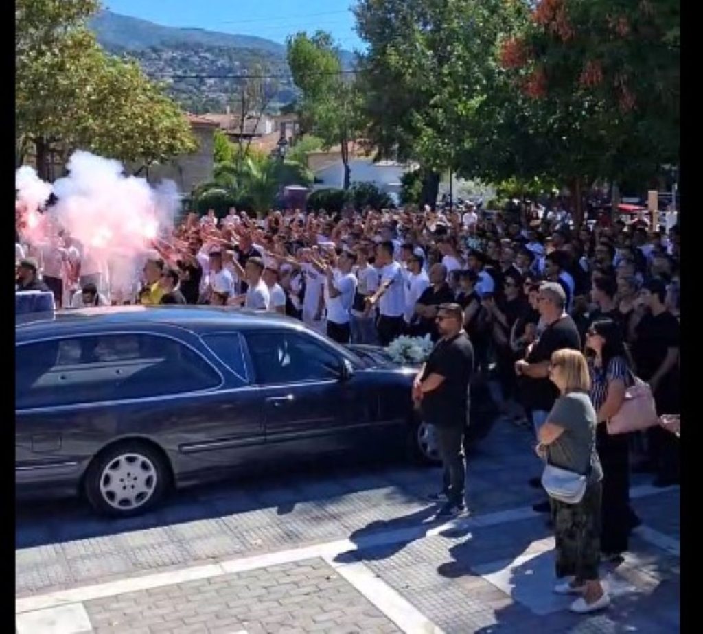 Βόλος: Θρήνος στην κηδεία του 18χρονου Νίκου – Τον αποχαιρέτησαν με τον ύμνο της ΑΕΚ και καπνογόνα