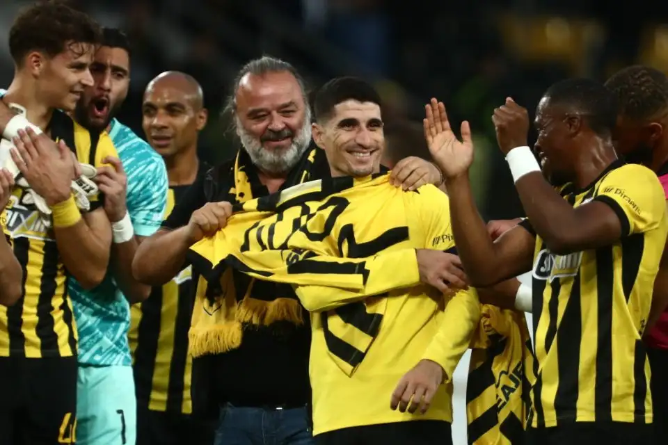 Συγκίνηση στην OPAP Arena: Η αναμνηστική φανέλα στον Μάνταλο για τα 400 παιχνίδια (VIDEO)