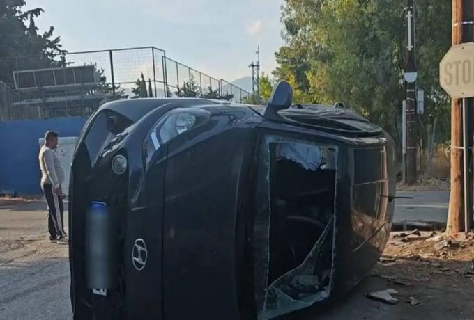 Κηφισιά: Σφοδρή σύγκρουση δύο αυτοκινήτων σε τροχαίο – Το ένα αναποδογύρισε και εγκλωβίστηκε η οδηγός