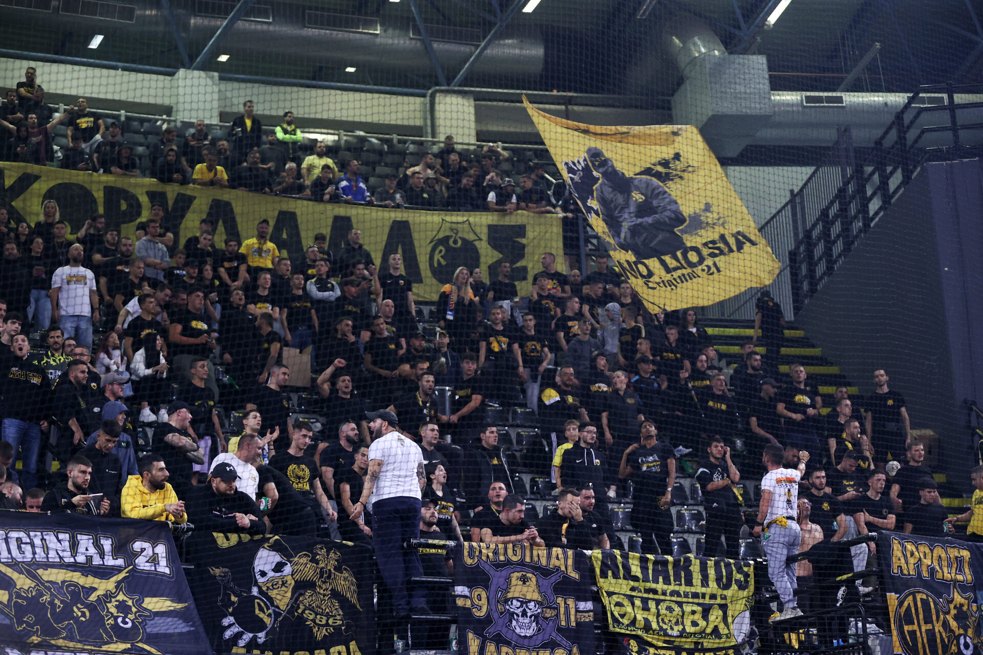 ΑΕΚ: Κόσμος και ομάδα μαζί – Οι πανηγυρισμοί μετά τη νίκη επί της Σολνόκι (vid)