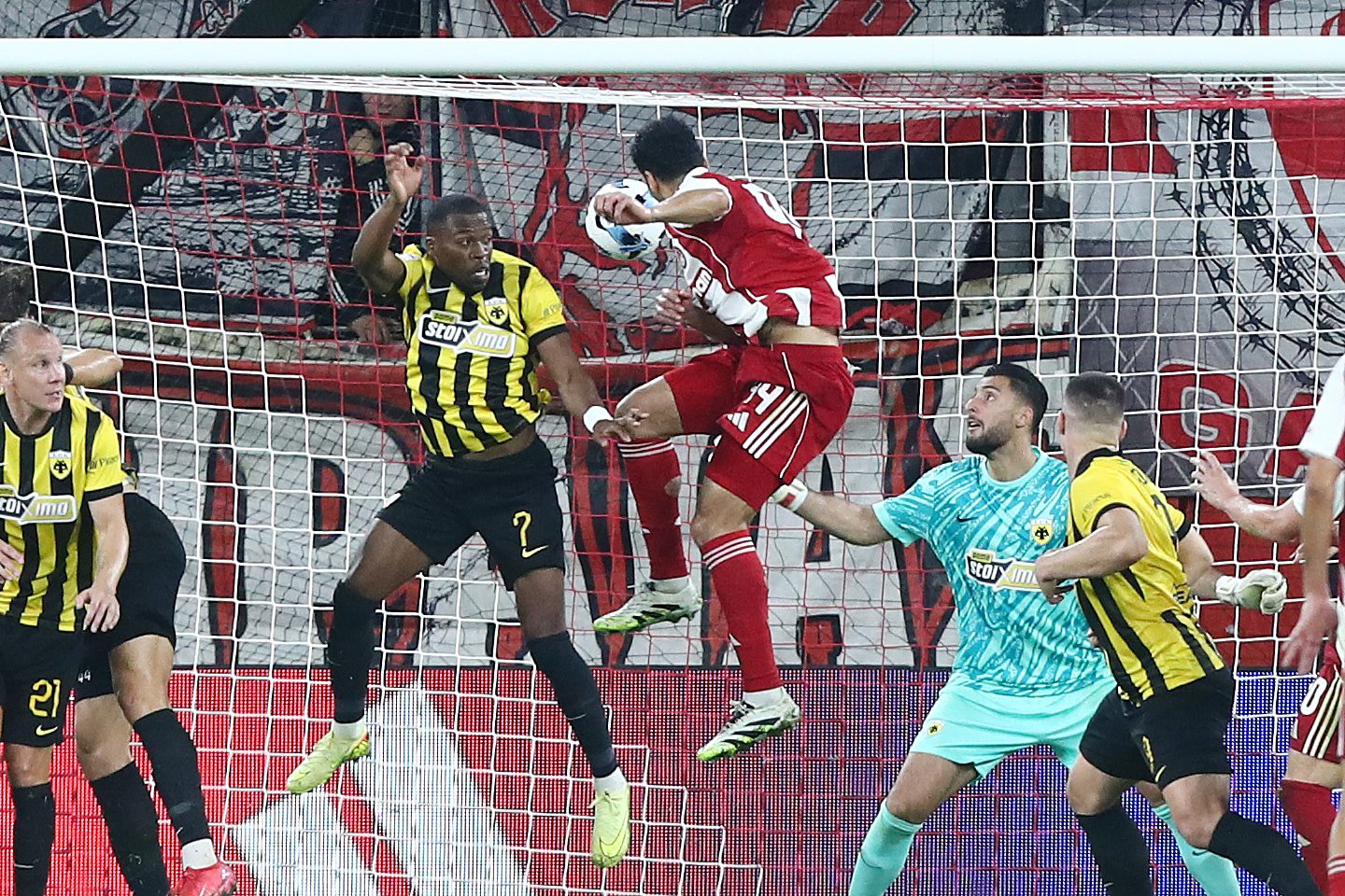 Ολυμπιακός – ΑΕΚ: Ο Ταρέμι με κεφαλιά έκανε το 2-0 (vid)