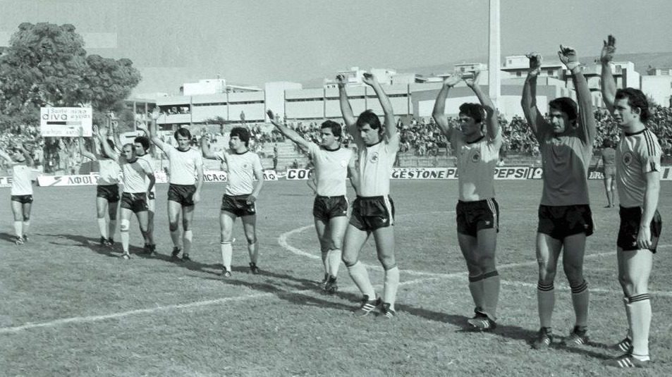 Σαν σήμερα 14/10: Ο Νικολούδης υπέγραψε το «πέντε στα πέντε»