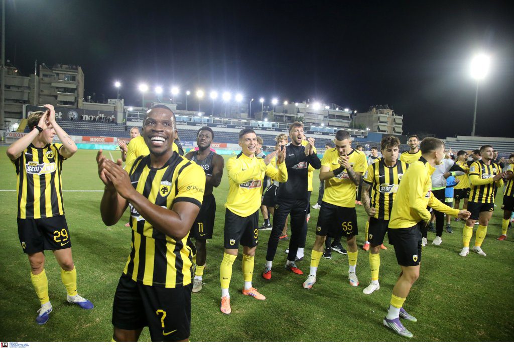 ΑΕΚ: Ποδοσφαιριστές, τεχνικό επιτελείο και ο Μάριος Ηλιόπουλος πανηγύρισαν με τον κόσμο μετά τη νίκη επί της Κηφισιάς!