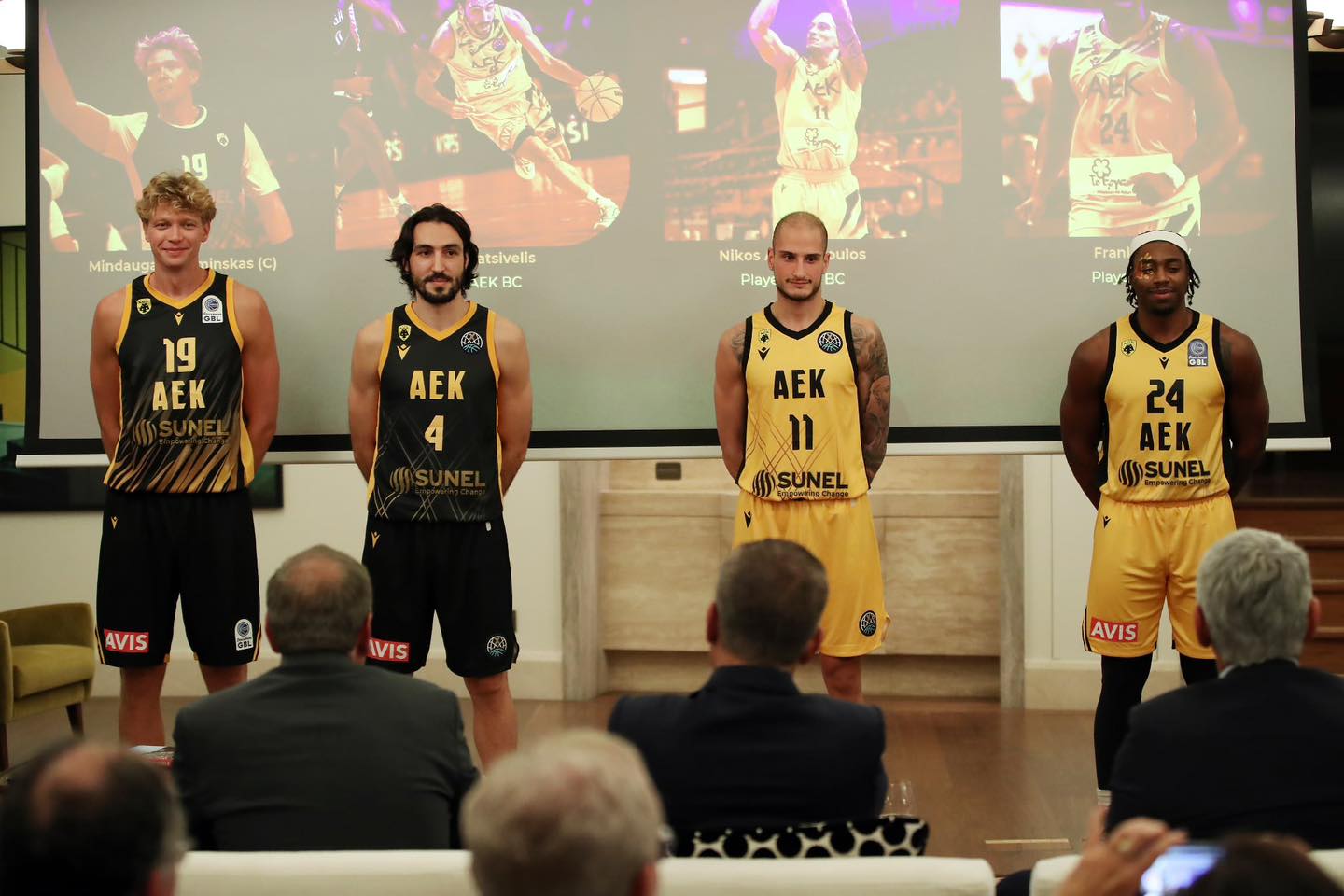 Στην μπουτίκ της «SUNEL Arena» οι νέες εμφανίσεις της «Βασίλισσας»