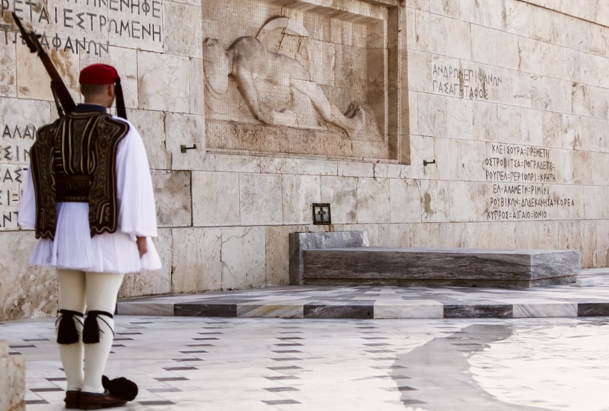 Μνημείο του Αγνώστου Στρατιώτη: Η κυβέρνηση αναθέτει την προστασία του στο Υπουργείο Άμυνας