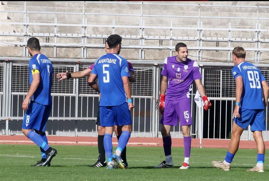 Επεισόδιο στην Καβάλα: Ο τερματοφύλακας της Καρδίτσας απομακρύνθηκε στην εξέδρα μετά από ένταση με τους… συμπαίκτες του! (vid)