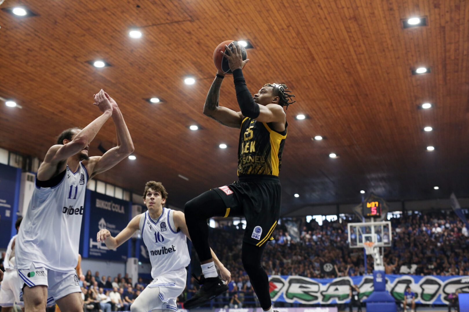 Με το διπλό και αήττητη έφυγε η «Βασίλισσα» από τη Θεσσαλονίκη