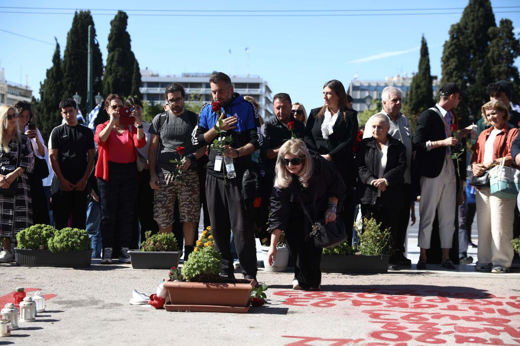 Μαθητική παρέλαση στο κέντρο της Αθήνας – Ιδιαίτερη στιγμή στη μνήμη των θυμάτων των Τεμπών