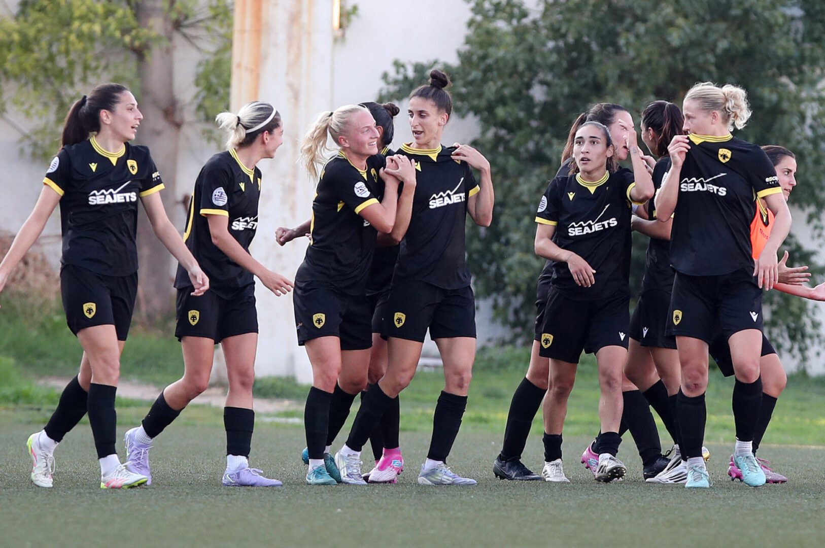 ΑΕΚ – ΡΕΑ: Ανοίγουν το σκορ με τρομερή κεφαλιά της Βιολάρη οι «κιτρινόμαυρες»! (VIDEO)