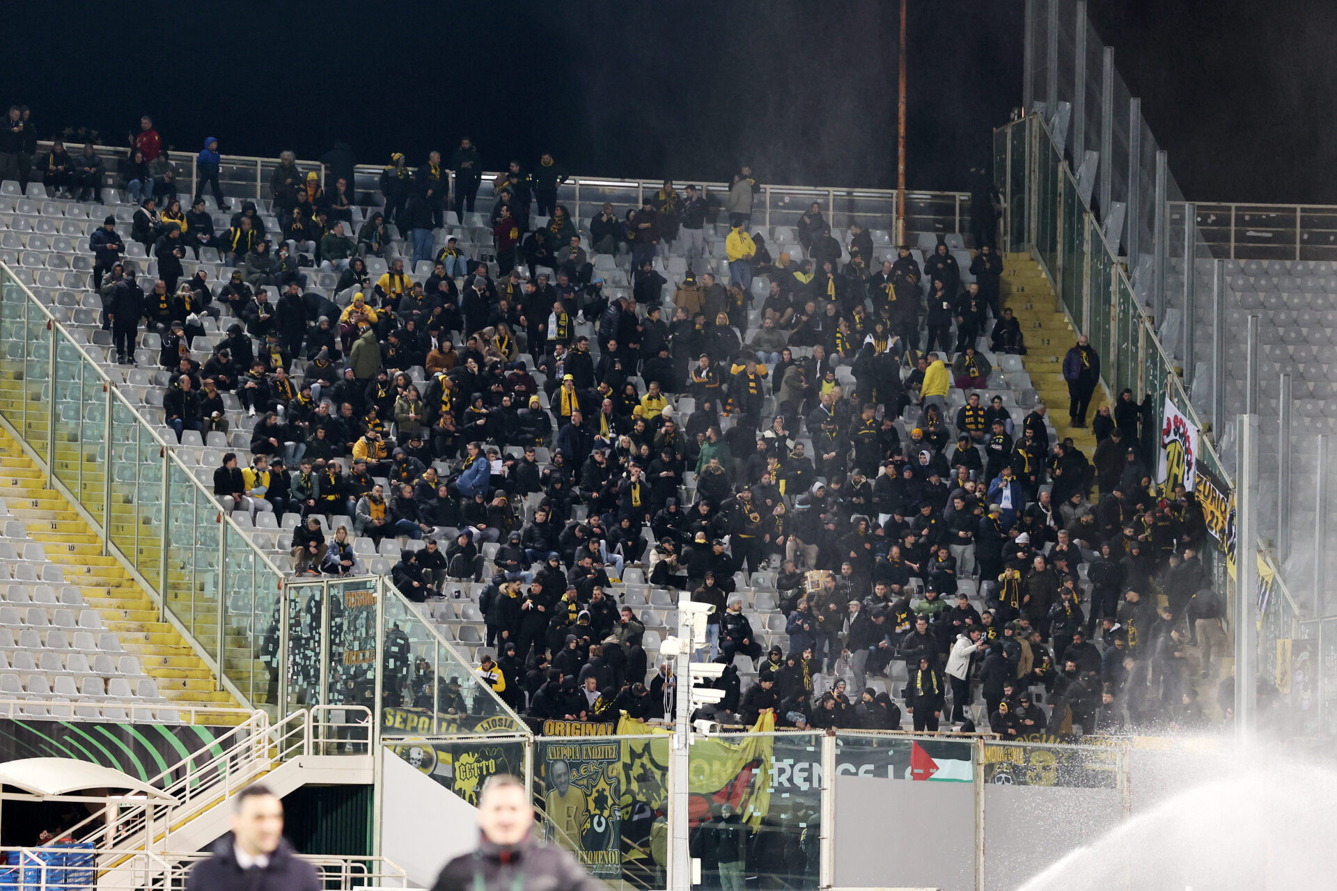 Φιορεντίνα-ΑΕΚ: Οι φίλοι της ΑΕΚ παίρνουν την θέση τους στο γήπεδο (ΦΩΤΟ)