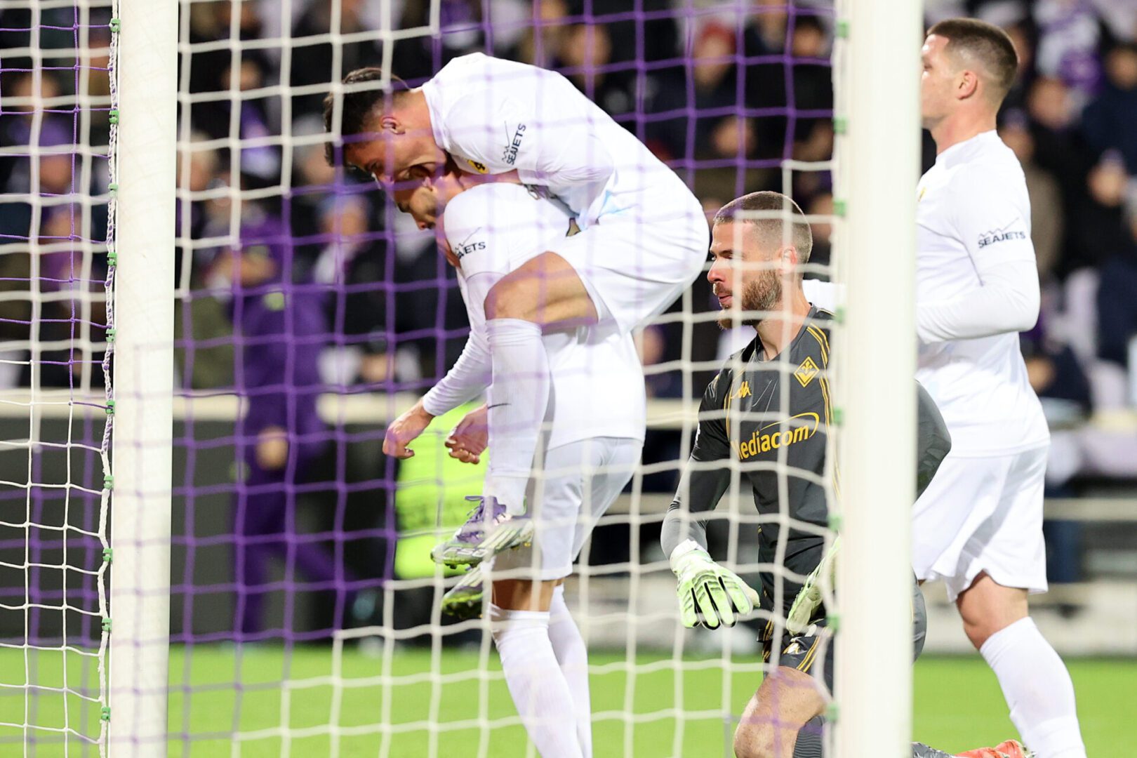 Φιορεντίνα – ΑΕΚ: Ο Γκατσίνοβιτς από κοντά δίνει το προβάδισμα στον Δικέφαλο – Χαμός στο «Αρτέμιο Φράνκι» απ’ τους Ενωσίτες! (vid)