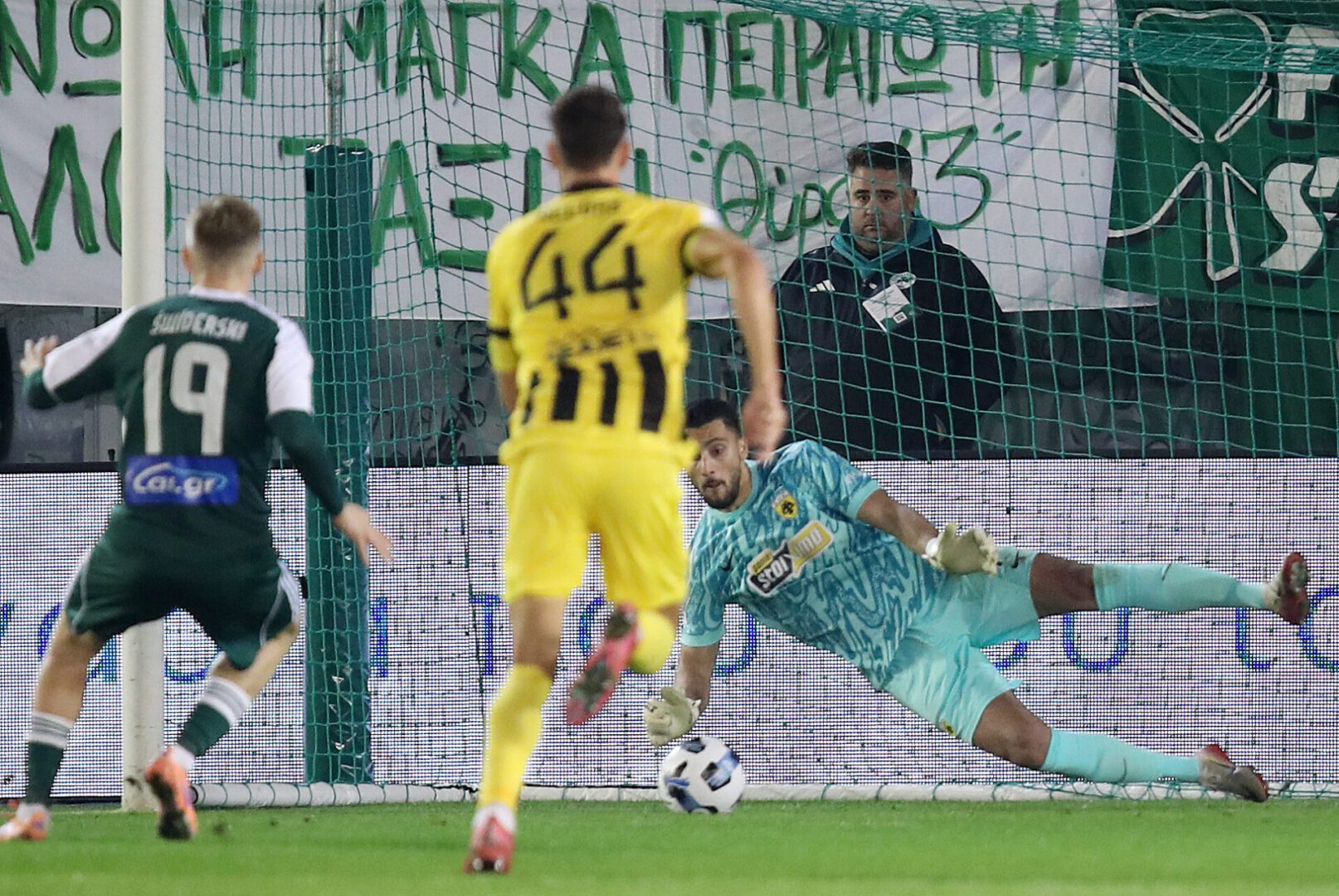 Παναθηναϊκός-ΑΕΚ: Ο Στρακόσα αποκρούει το «μαϊμού»-πέναλτι και διατηρεί το προβάδισμα – Δείτε την φάση! (vid)