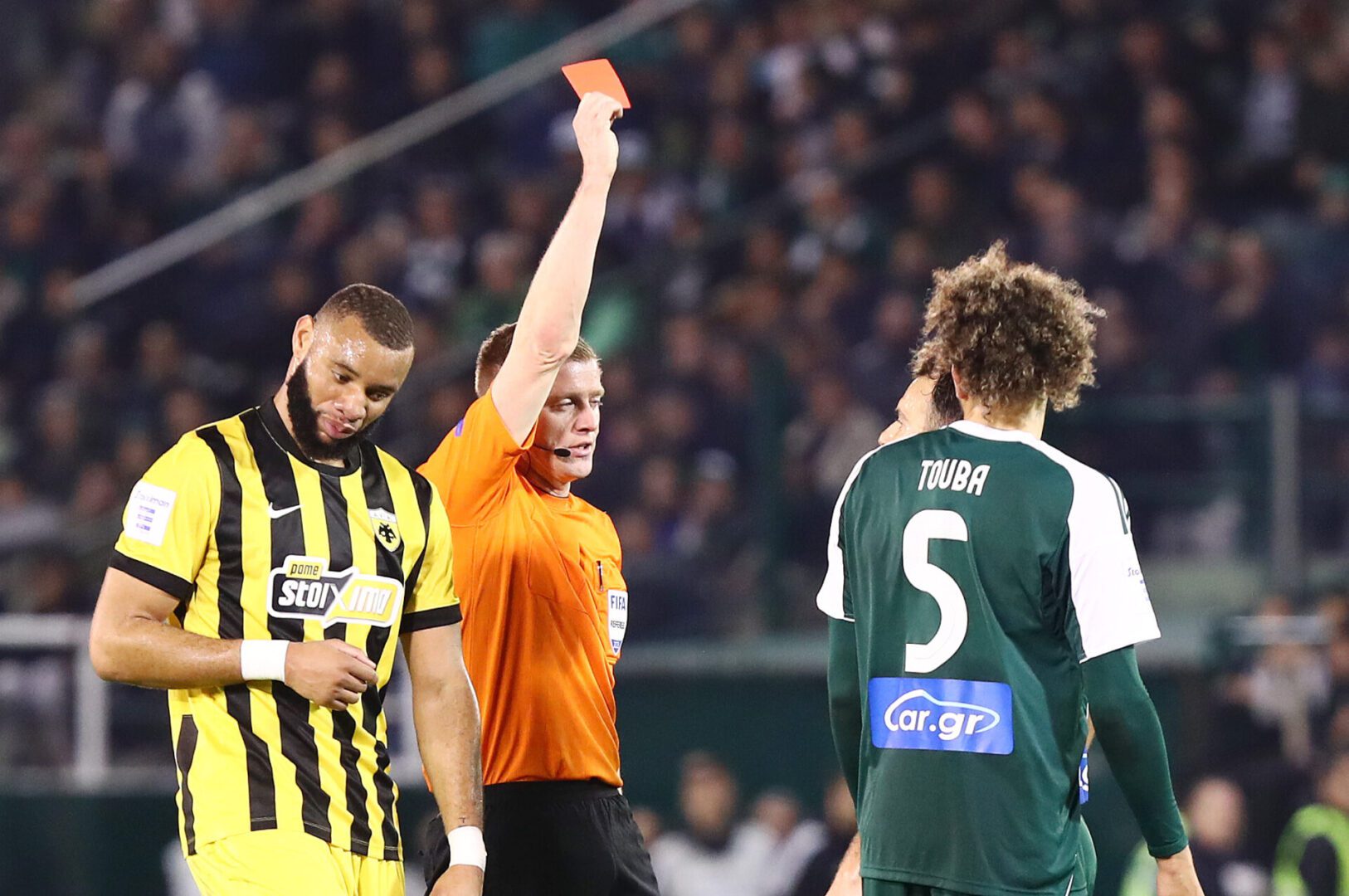 Παναθηναϊκός-ΑΕΚ: Αποβολή για τον Τουμπά – Σκληρό μαρκάρισμα στον Γκατσίνοβιτς! (vid)