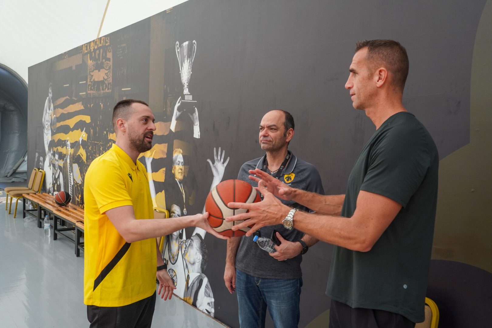 Επίσκεψη-έκπληξη του Μάικλ Μπράντλεϊ στο AEK BC Academy Sports Center