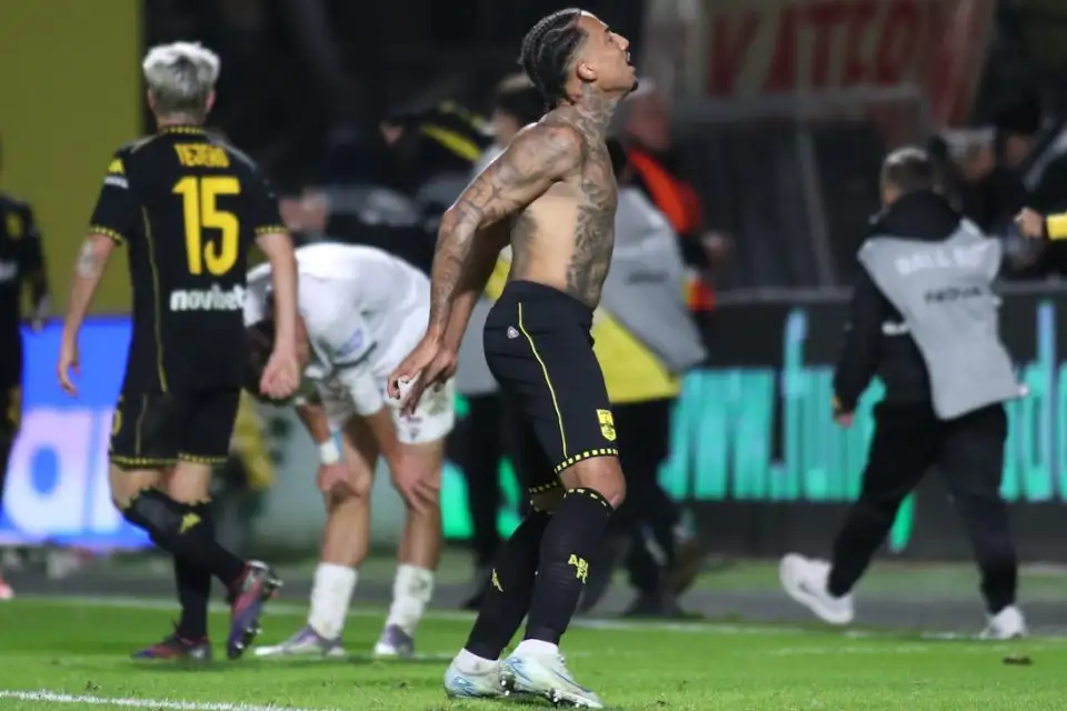 Άρης – ΑΕΛ Novibet: Οπαδός των «Βυσσινί» πανηγύριζε… την ισοπαλία χωρίς να δει το 2-1! (VIDEO)