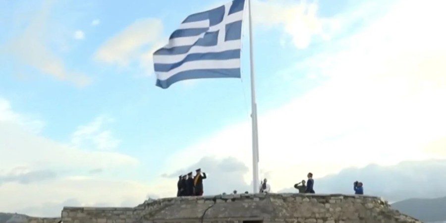 Τιμές και έπαρση σημαίας στην Ακρόπολη για την Ημέρα των Ενόπλων Δυνάμεων (vid)