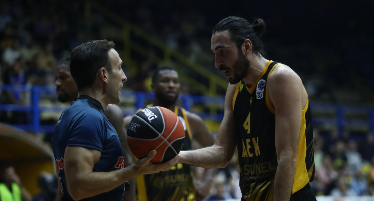 «Δύο μέτρα και δύο σταθμά» στην πρώτη ήττα της ΑΕΚ