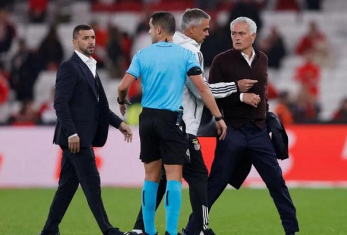 Μουρίνιο: «Κλείσαμε το σκορ στο 2-0, και μετά ο διαιτητής και το VAR άνοιξαν το παιχνίδι»