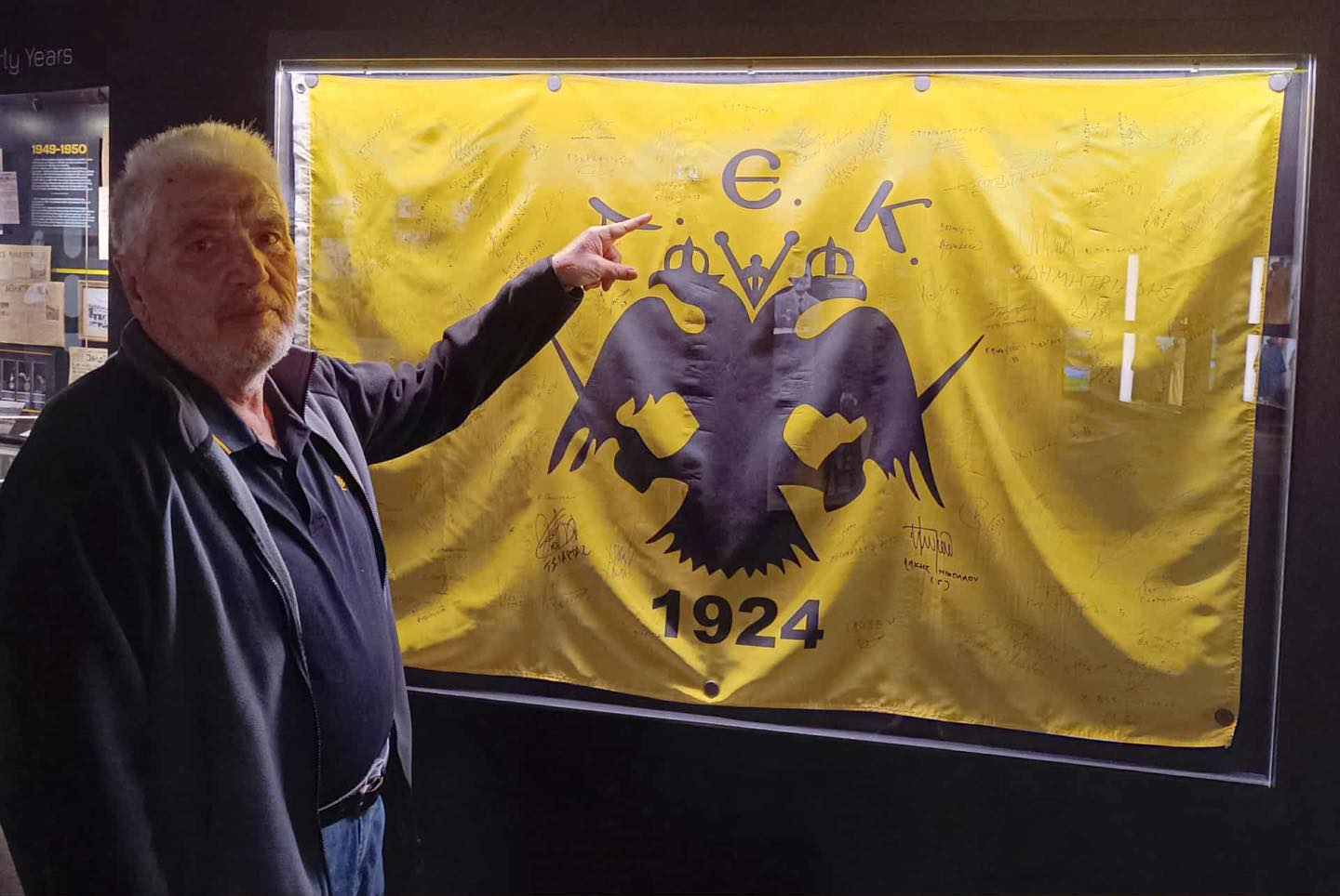 Ο Μπάμπης Ψιμόγιαννος επισκέφθηκε το Μουσείο Ιστορίας της ΑΕΚ (ΦΩΤΟ)