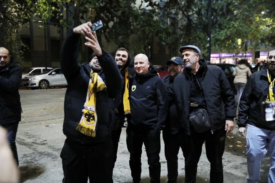 Φίλοι της ΑΕΚ περίμεναν τον Νίκολιτς και φωτογραφήθηκαν μαζί του στο «Αρτέμιο Φράνκι»!