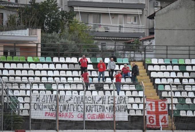 Πανσερραϊκός: «Η δύναμη των οπαδών είναι η εξέδρα. Όχι οι ψευτομαγκιές, καρτέρια και μαχαίρια» – Το μήνυμα των επτά οπαδών στη Λιβαδειά (pic)