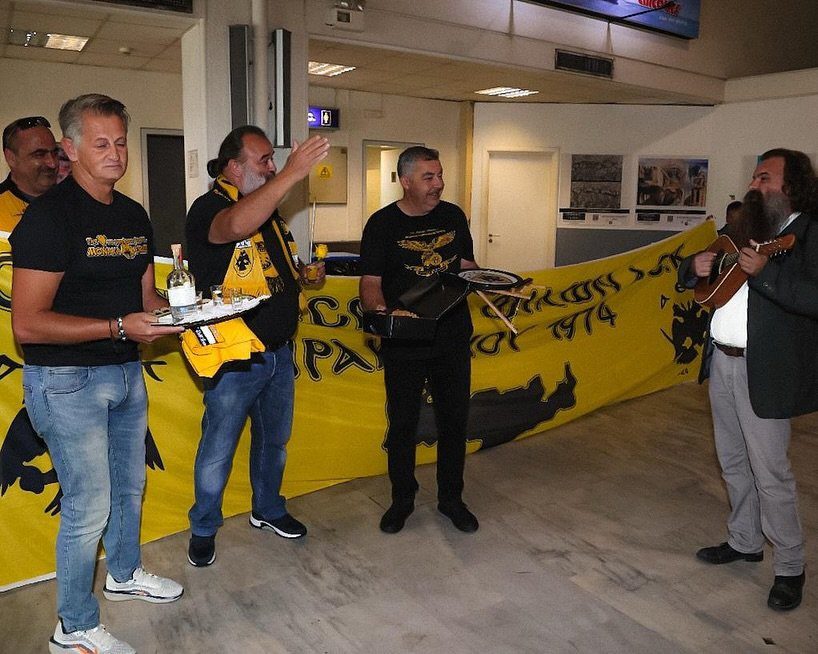 Θερμή υποδοχή με κρητικά εδέσματα και ρακή για τον Μάριο Ηλιόπουλο από τον ΣΦ ΑΕΚ Ηρακλείου (ΦΩΤΟ)