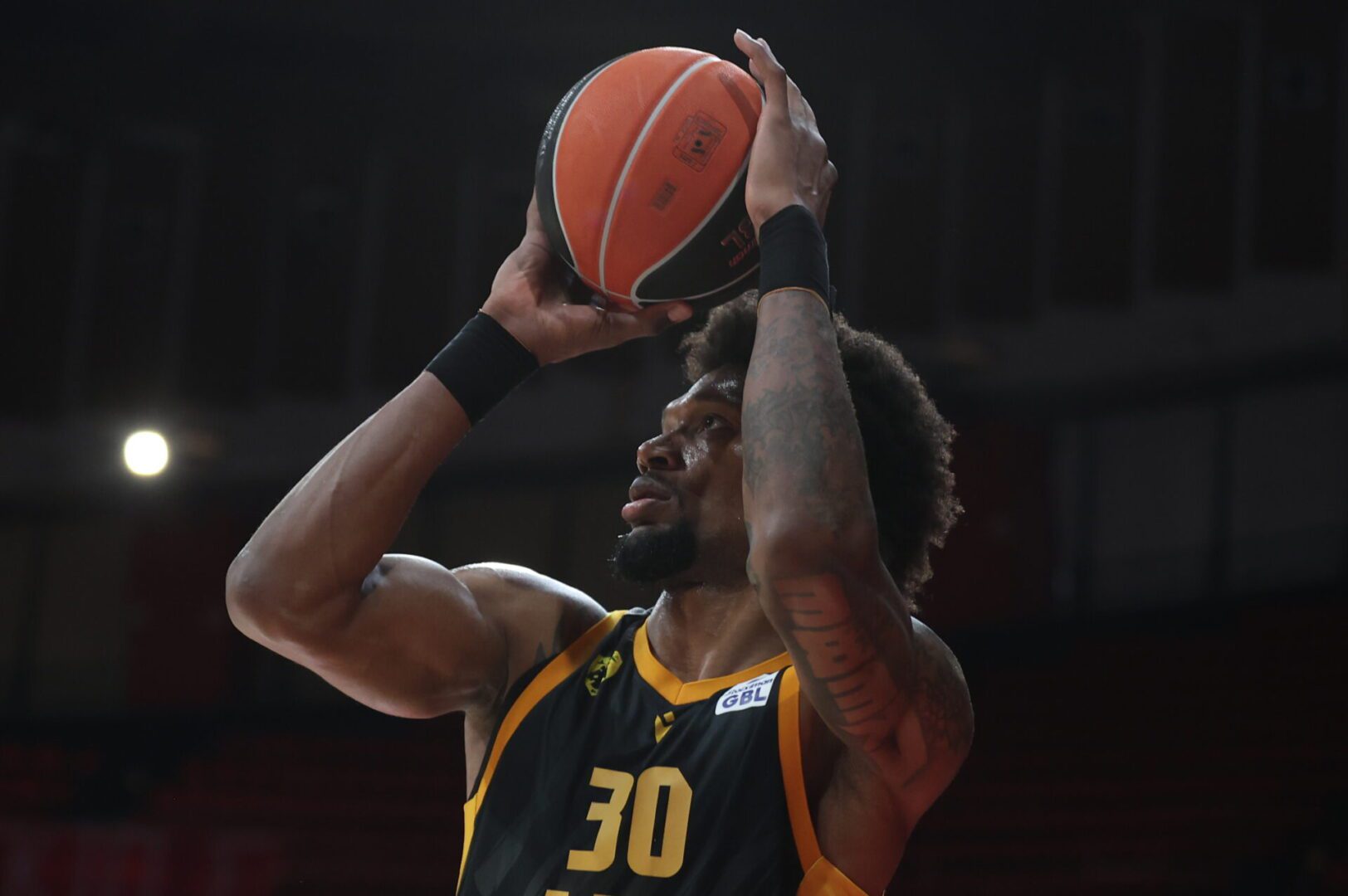 Κρις Σίλβα: Ο «θηριώδης» σέντερ που αναστατώνει την Ευρώπη και ανεβάζει την ΑΕΚ σε άλλο επίπεδο