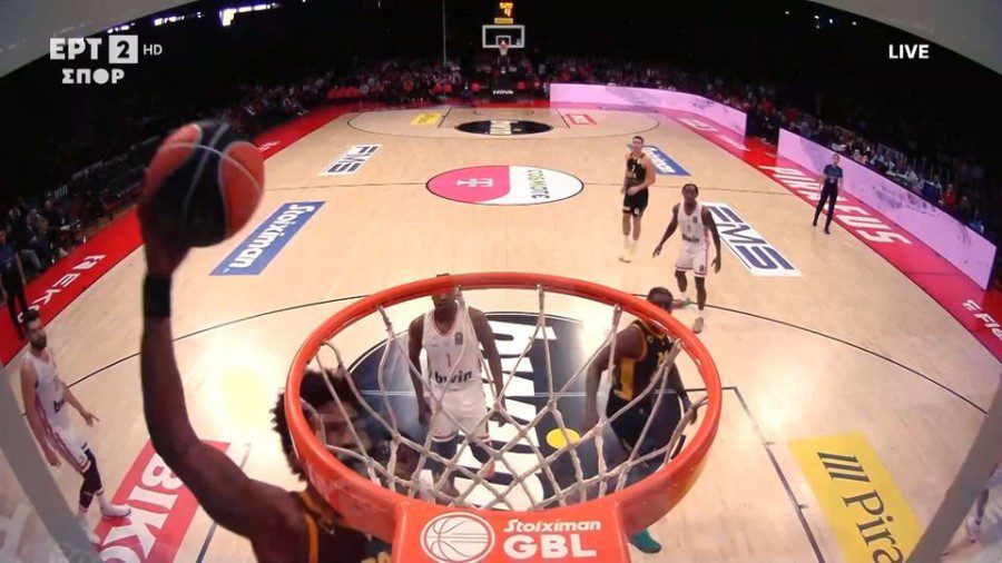 Ολυμπιακός – ΑΕΚ: Ο Σίλβα… «πέταξε» – Θεαματικό κάρφωμα και 31-31 για τη «Βασίλισσα»! (VIDEO)