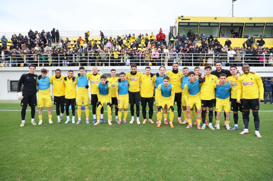 Χριστουγεννιάτικη μαγεία στα Σπάτα: Οι παίκτες της ΑΕΚ τραγούδησαν τα κάλαντα με τα παιδιά στην εξέδρα (VIDEO)