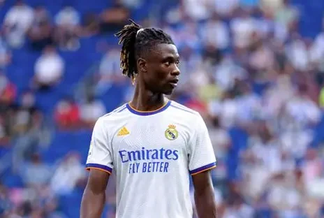 Καμαβινγκά: Χτίζει σχολείο και ποδοσφαιρική ακαδημία στην Ανγκόλα για τα παιδιά της πατρίδας του