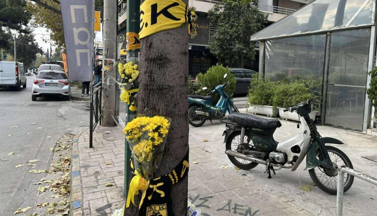 Φίλοι της ΑΕΚ γέμισαν με κασκόλ το σημείο της Δεκελείας όπου σκοτώθηκε νεαρός μοτοσικλετιστής (ΦΩΤΟ)