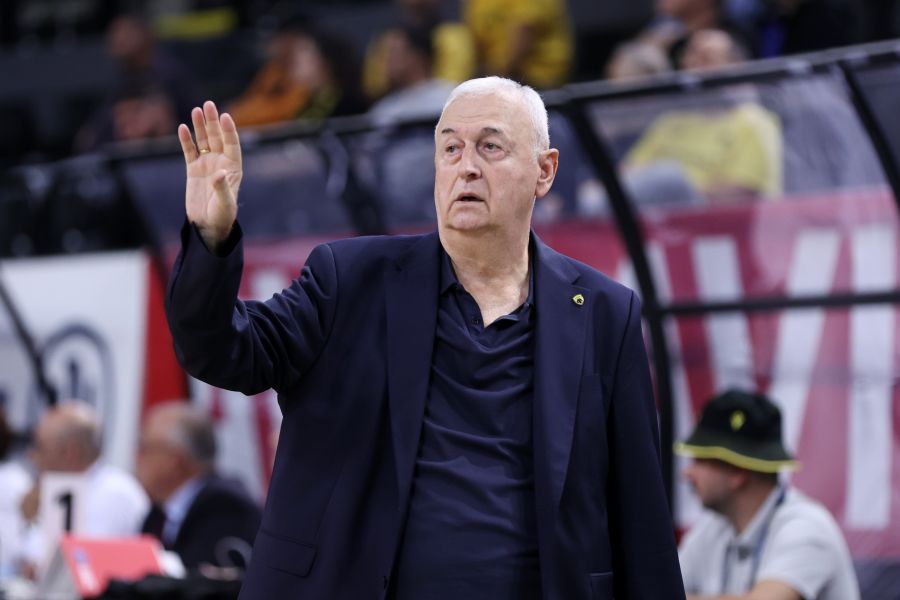 Αιχμές Σάκοτα για τη διαιτησία: «Τέσσερις ψηλοί, 16 φάουλ, δεν έχω ξαναδεί αυτό το πράγμα» (VIDEO)