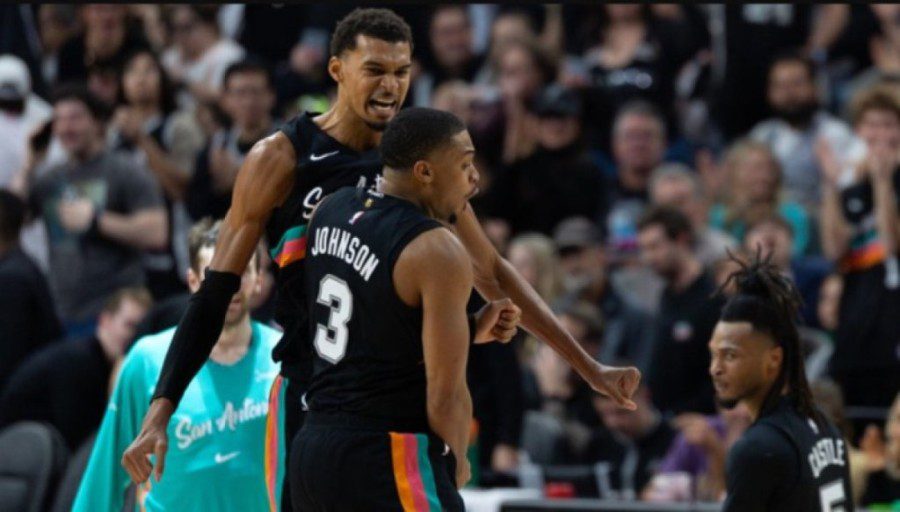 NBA: Νέα νίκη επί της Οκλαχόμα σημείωσαν οι Σπερς – Πρωταγωνιστές οι Γουεμπανιάμα και Τζόνσον (VIDEO)