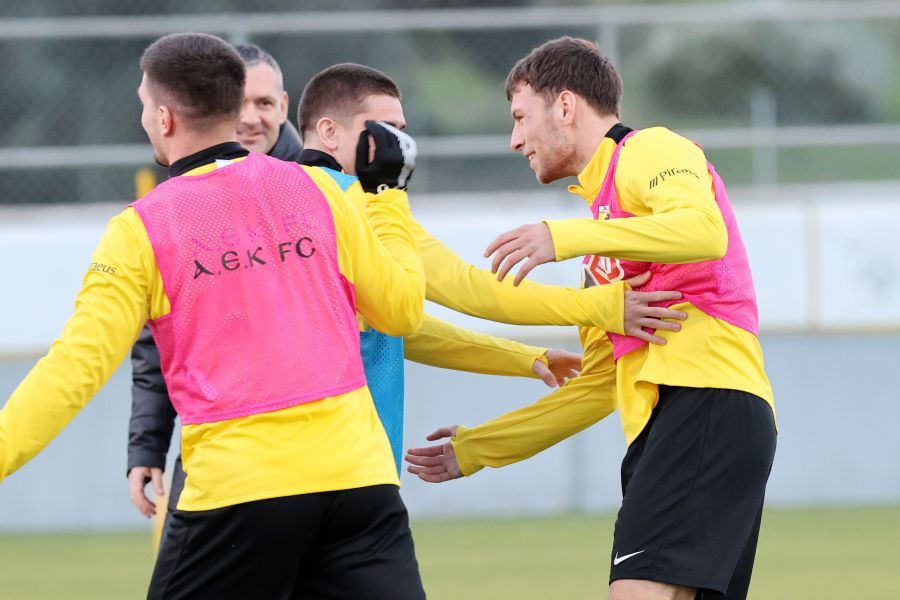 Σπάτα: Προπόνηση γεμάτη γέλια και χαρούμενη ατμόσφαιρα για τους παίκτες της ΑΕΚ! (VIDEO)