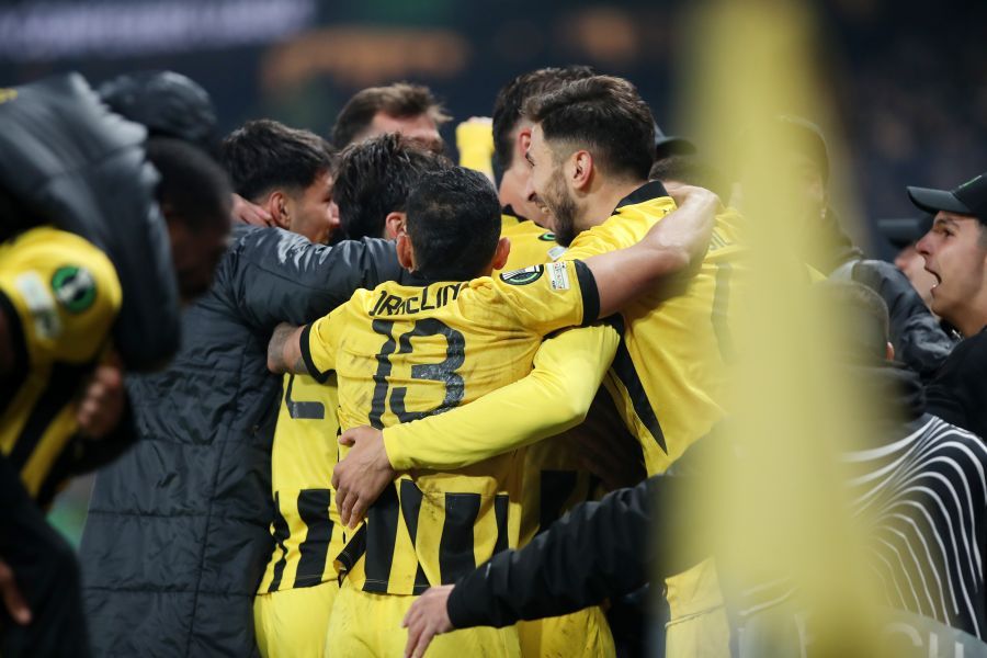 Με ΜΥΘΙΚΗ ανατροπή η ΑΕΚάρα πάτησε την Κραϊόβα και έφυγε για τους «16»