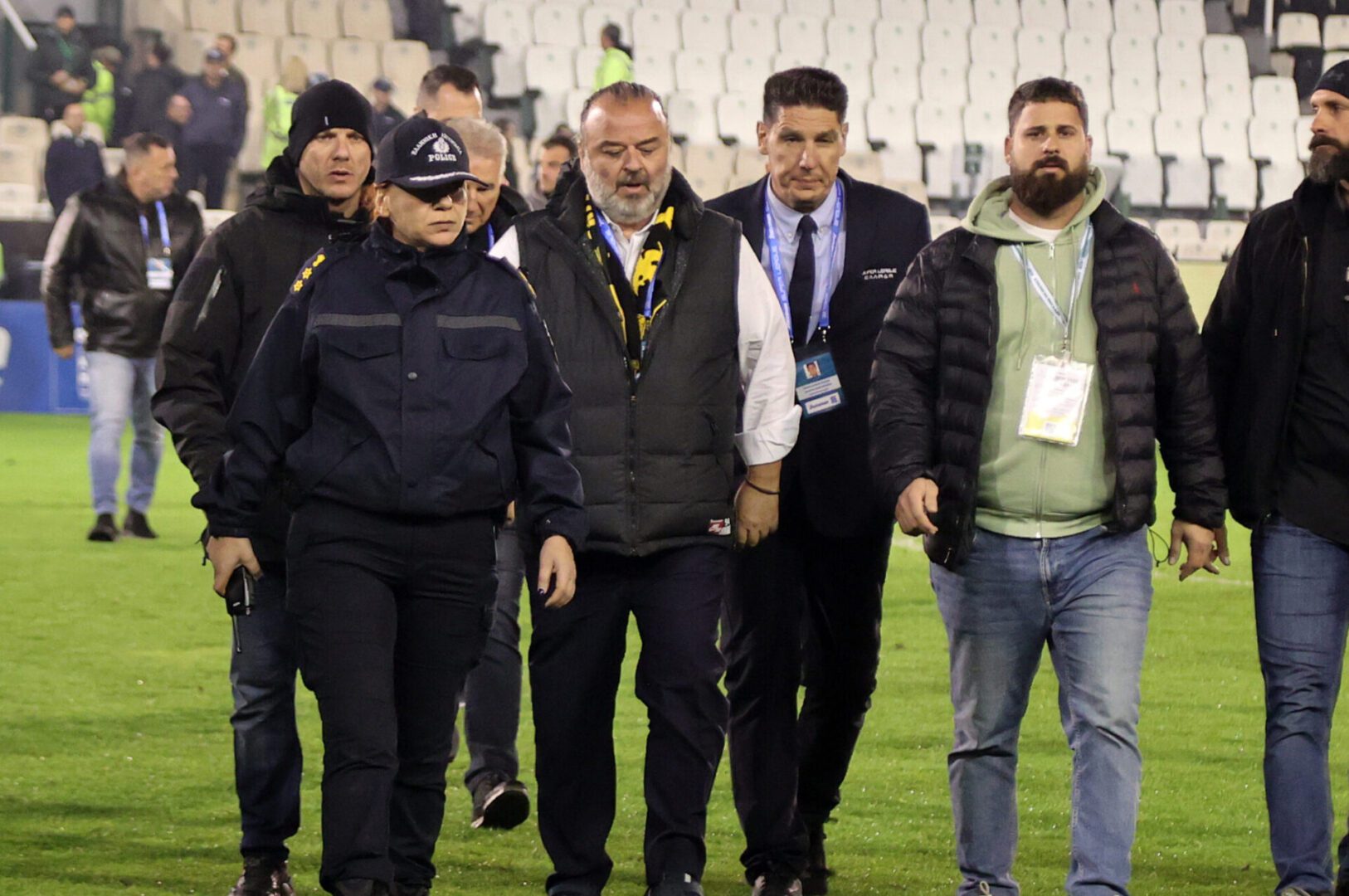 Ενθουσιασμένος ο Μάριος Ηλιόπουλος με το «διπλό» της ΑΕΚ – Διέσχισε όλη τη Λεωφόρο για τα αποδυτήρια! (ΦΩΤΟ)