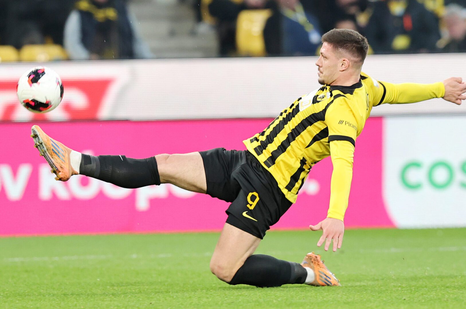 ΑΕΚ – ΟΦΗ: Η κεφαλιά του Γιόβιτς που πέρασε πάνω από τα δοκάρια του Χριστογεώργου (VIDEO)