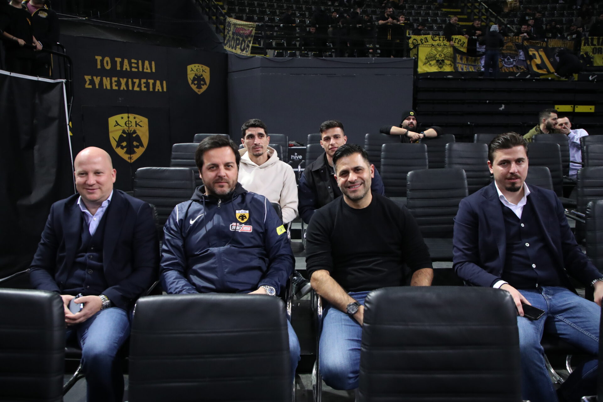 Στο πλευρό της μπασκετικής ΑΕΚ ο Νίκολιτς με Ριμπάλτα και παίκτες – Θερμή υποδοχή από τον κόσμο (ΦΩΤΟ)