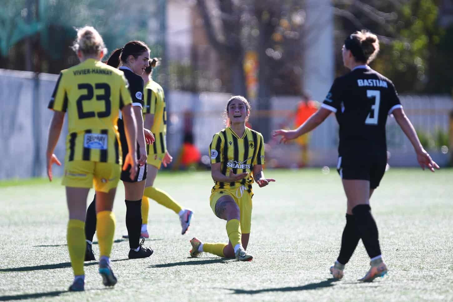 Απίστευτες εικόνες στο Οδυσσέας Μοσχάτου – ΑΕΚ: Κουκουλοφόροι έκαναν «ντου» και επιτέθηκαν στους φίλους της Ένωσης!