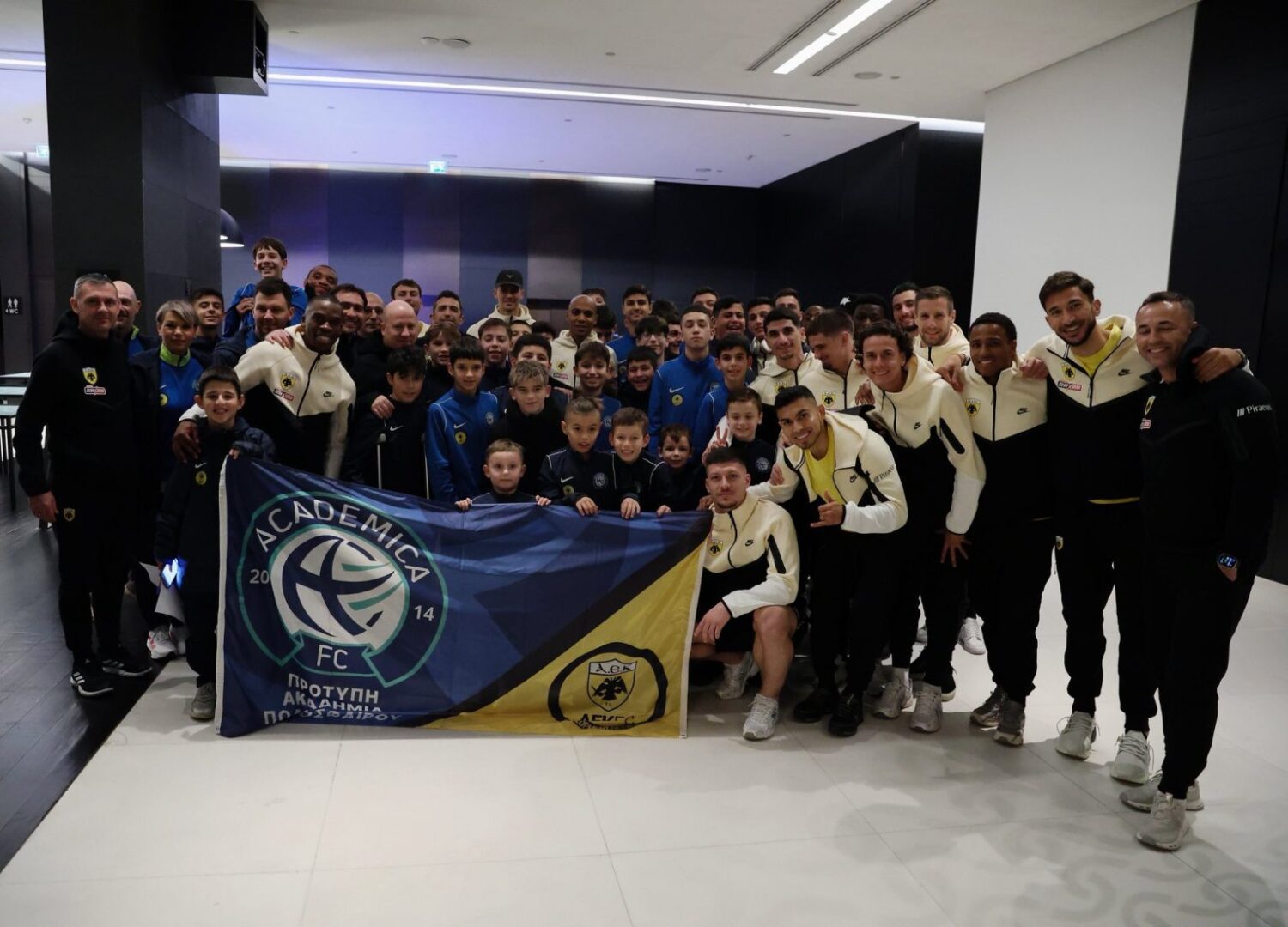 Θερμή υποδοχή της ΑΕΚ στη Θεσσαλονίκη από την Academica FC (ΦΩΤΟ)