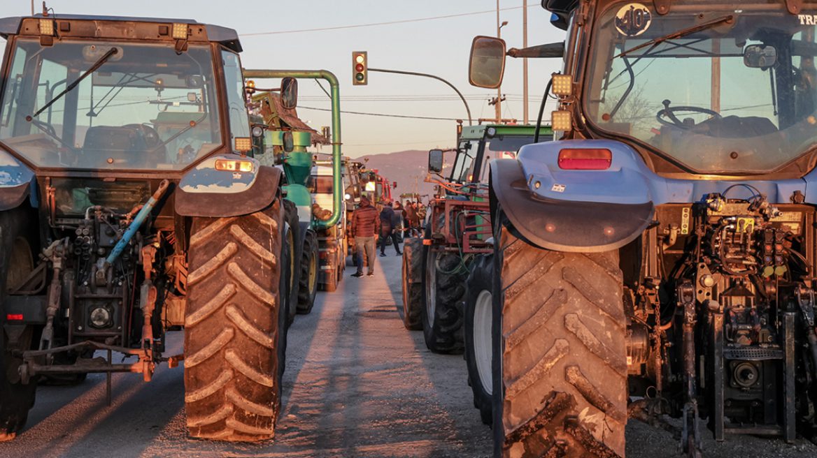 Απογοητευμένοι οι αγρότες από τα μέτρα που ανακοίνωσε η κυβέρνηση – Παραμένουν κλειστοί οι δρόμοι