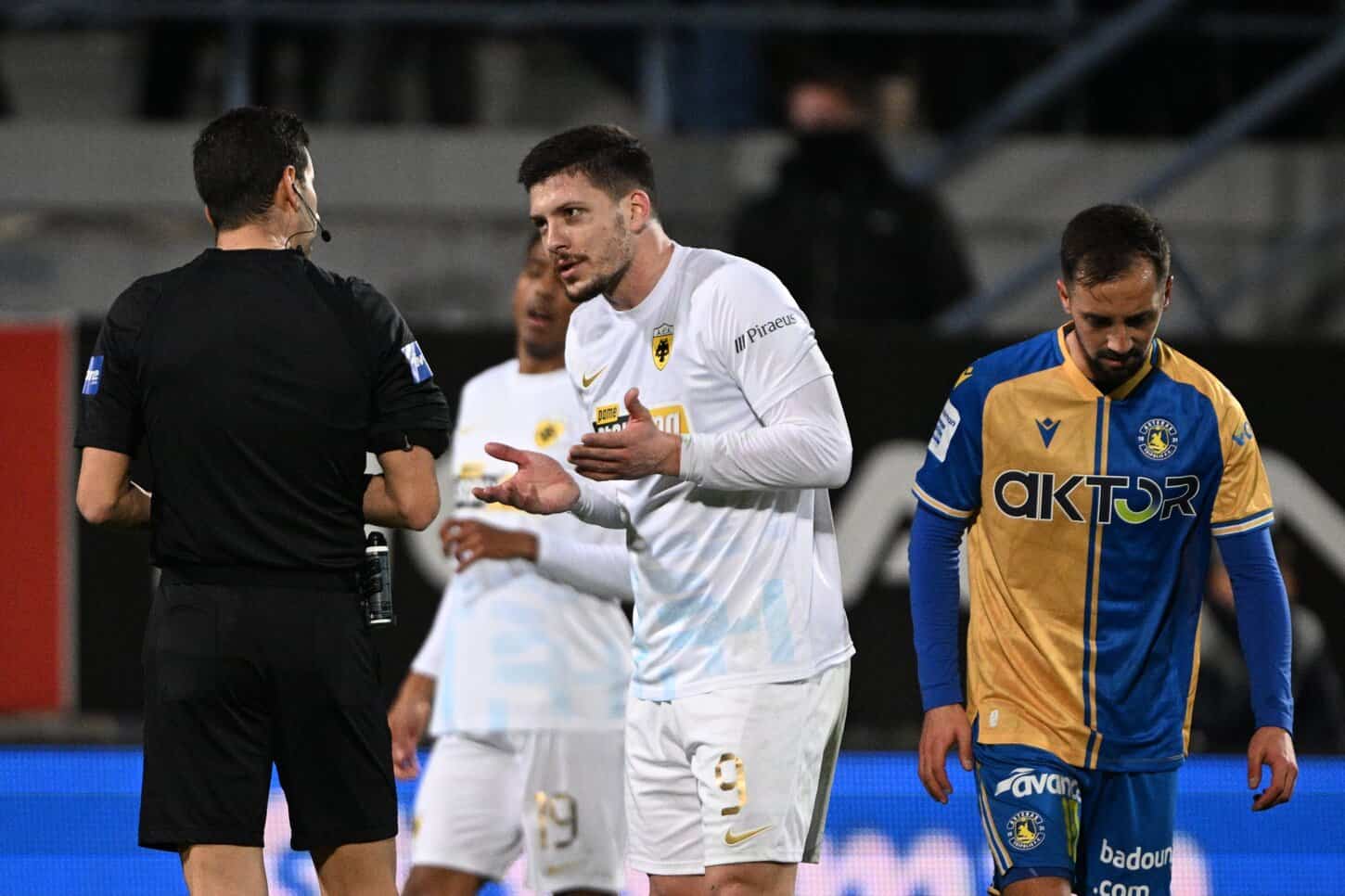 «Δεν με ακούμπησε» – Ο Γκονζάλες φώναζε στον Ευαγγέλου για την κίτρινη στον Γιόβιτς (VIDEO)