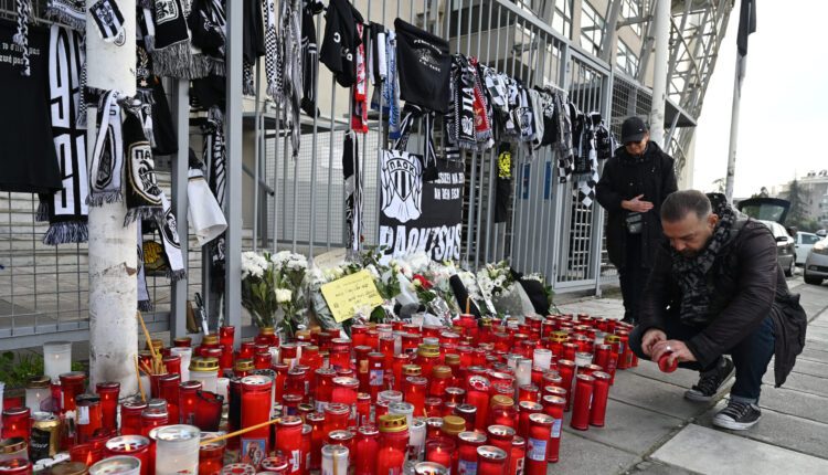 Με πένθος στη στολή οι εθελοντές διασώστες της ΑΕΚ στο ντέρμπι με τον Ολυμπιακό για τους αδικοχαμένους φίλους του ΠΑΟΚ (ΦΩΤΟ)