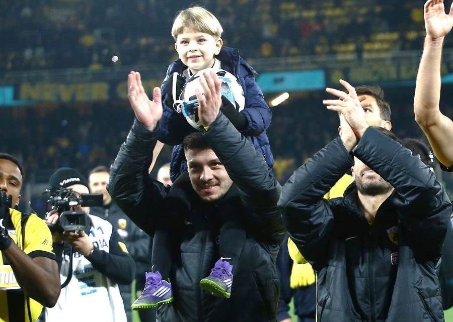 Ο μικρός Γιόβιτς πανηγύρισε τον θρίαμβο της ΑΕΚ μαζί με τον πατέρα του!