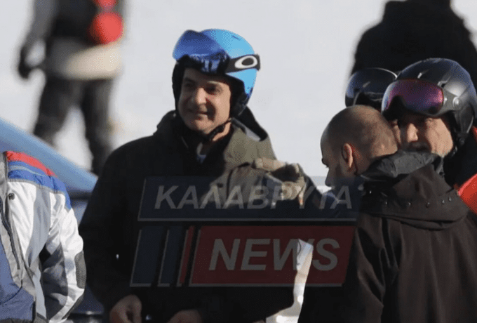 Στα Καλάβρυτα ο Κυριάκος Μητσοτάκης – Χωρίς συνοδεία και με τον κόσμο στους αναβατήρες