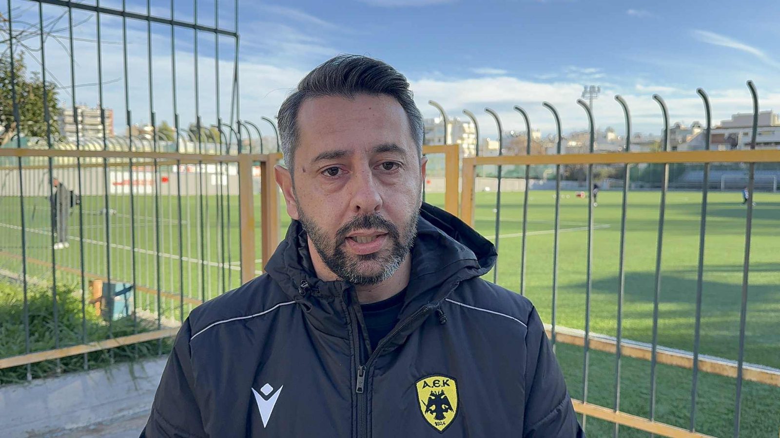 Team manager ΑΕΚ: «50 κουκουλοφόροι επιτέθηκαν σε οικογένειες και χτύπησαν ένα κορίτσι» (VIDEO)