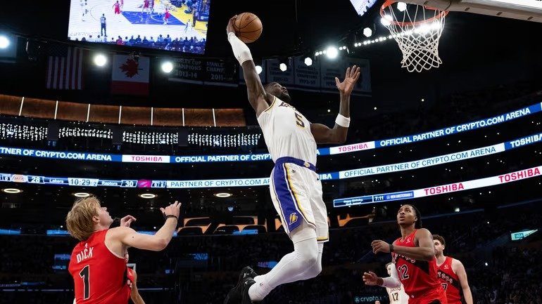 NBA: Ιστορική εμφάνιση Έιτον στη νίκη των Λέικερς επί των Ράπτορς – Όλα τα αποτελέσματα (vids)
