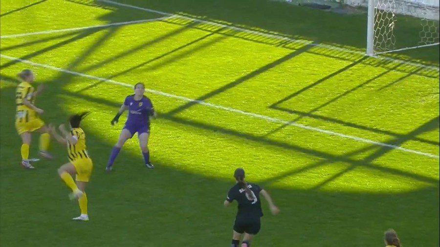 ΟΦΗ – ΑΕΚ: Μειώνουν σε 1-2 οι Κρητικοί με αυτογκόλ της Καπνίση (VIDEO)