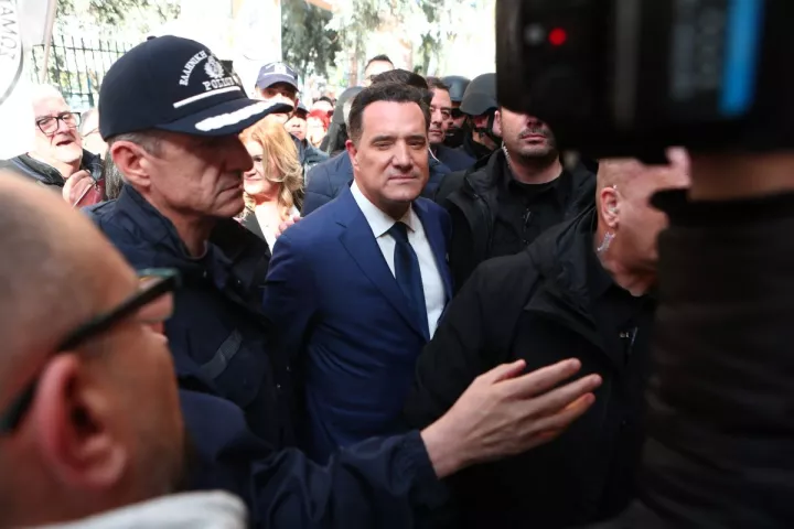 Ένταση και επεισόδια έξω από το Κρατικό Νίκαιας κατά την επίσκεψη Γεωργιάδη! (VIDEO)