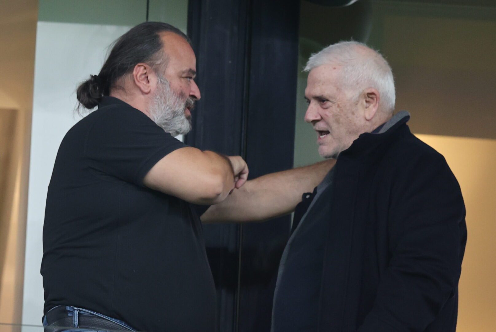 ΑΕΚ – Ολυμπιακός: Αγκαλιά Ηλιόπουλου και Μελισσανίδη πριν τη σέντρα (ΦΩΤΟ)